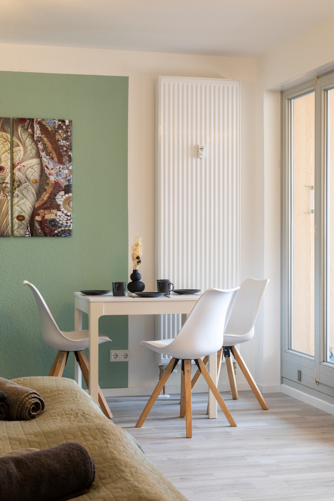 Home Shanti Leipzig - Essbereich mit Tisch und Stühlen