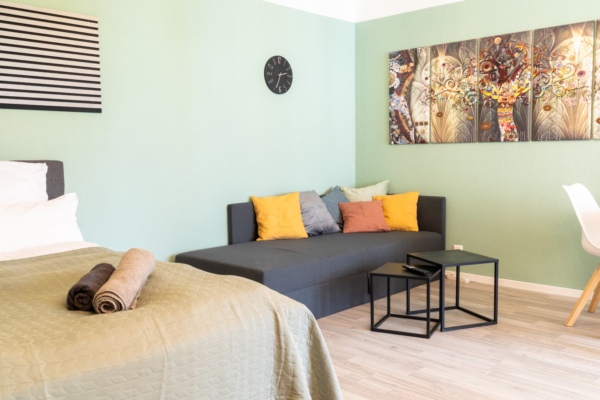Home Shanti Leipzig - Gemütlicher Wohnbereich mit Daybed und bunten Kissen